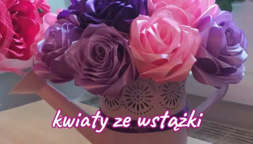 Kwiaty ze wstążki DIY: Stwórz piękne dekoracje bez wysiłku