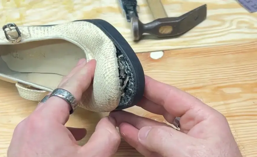 Jak naprawić buty: skuteczne metody na uszkodzenia i przetarcia