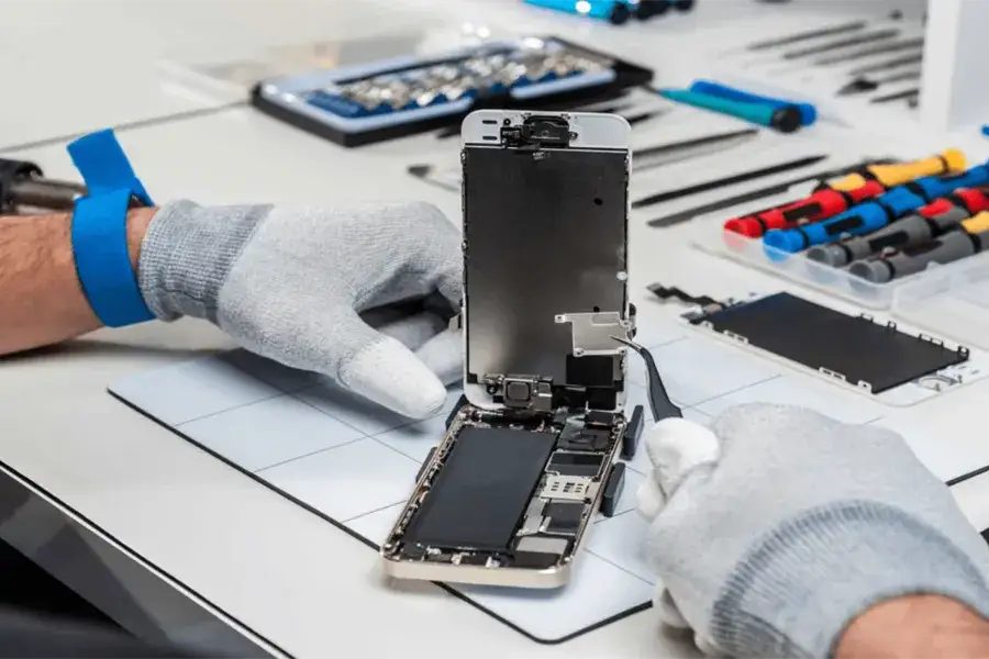 Zdjęcie Czym skleić telefon po wymianie baterii, aby uniknąć uszkodzeń?